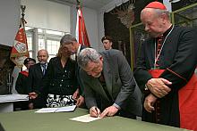 ...który został podpisany przez Kardynała Stanisława Dziwisza, Prezydenta Jacka Majchrowskiego i Thomasa Gläsera, Konsula Genera