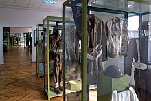 W Muzeum zgromadzono wiele mundurów polskich żołnierzy  walczących na wszystkich frontach II wojny światowej...
