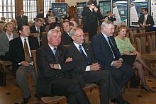 Przy podpisywaniu umowy obecni byli (na pierwszym planie od lewej): Doradca Premiera Kanady ds. nauki dr Artur Carty, Ambasador 