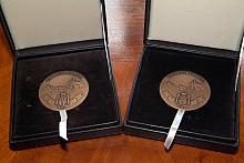 Dwa brązowe Medale Cracoviae Merenti czekały na wręczenie.