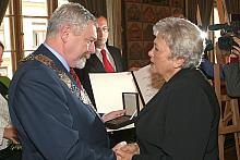 Prezydent i Przewodniczący wręczyli Zofii Żelazny brązowy Medal Cracoviae Merenti oraz dyplom.