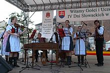 W dniach 5-14 października na estradzie w Rynku Głównym wystąpiło wiele zespołów folklorystycznych ze Słowacji. Jednym z nich by