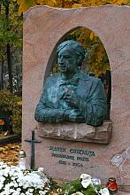 Rzeźbę w patynowanym brązie wykonała krakowska rzeźbiarka Małgorzata Olkuska. 
