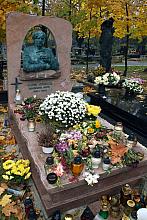 Na cmentarzu Rakowickim, w pierwszą rocznicę śmierci Marka Grechuty, zostało poświęcone popiersie artysty. 
