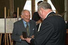 Jako pierwszy, brązowy Medal Cracoviae Merenti, z rąk Prezydenta, odebrał prof. Zdzisław Żygulski.