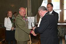 Prezes Konrad Firlej, ubrany w tradycyjny mundur sokolski, odebrał brązowy Medal Cracoviae Merenti dla Polskiego Towarzystwa Gim