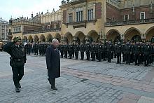 Prezydent Miasta Krakowa profesor Jacek Majchrowski przeszedł przed frontem pododdziałów Straży Miejskiej. Dzień 31 października