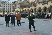 Następnie przystąpiono do składania wieńców i wiązanek kwiatów. W imieniu Krakowa wieniec z szarfami z barwach miejskich złożyli