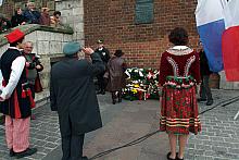 Kwiaty i wieńce składali przedstawiciele różnych, bardzo licznych w Krakowie stowarzyszeń, stawiających sobie za cel kontynuację