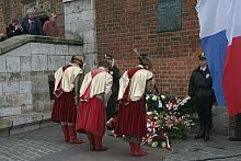 Kwiaty złożyło Bractwo Kurkowe, najstarsza krakowska organizacja społeczna, która w roku bieżącym obchodziła 750-lecie swojej dz