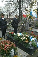 Kwiaty na grobie kapitana Antoniego Stawarza