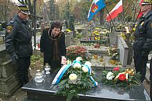 W imieniu władz Miasta kwiaty na grobie kapitana Stawarza złożyła Elżbieta Lęcznarowicz, Zastępca Prezydenta ds. Edukacji i Spra