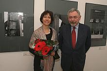 Zdobywczyni II miejsce razem z fundatorem nagrody Prezydentem Miasta Krakowa na tle swoich prac  eksponowanych na wystawie.