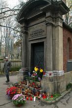 Jan Matejko wyraźnie życzył sobie, aby po jego śmierci nie chowano go na Skałce. Spoczął więc na cmentarzu Rakowickim.