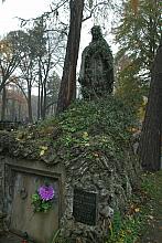 Rakowicka nekropolia to prawdziwe muzeum na wolnym powietrzu i wielki podręcznik historii Polski.