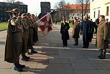 Uroczystości na wzgórzu wawelskim rozpoczęły się oddaniem honorów sztandarom Wojska Polskiego, Policji i Szkoły Aspirantów Państ