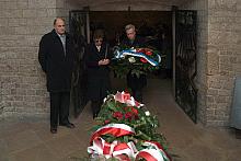 Przed uroczystą mszą świętą złożono kwiaty w krypcie pod Wieżą Srebrnych Dzwonów, w której spoczywa Józef Piłsudski. W imieniu k