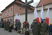 Przy Krzyżu Katyńskim wartę zaciągnęli żołnierze Wojska Polskiego, funkcjonariusze Policji i harcerze...
