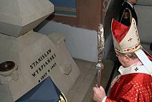 Kardynał Stanisław Dziwisz - następca św. Stanisława - przy sarkofagu Poety, który w usta Konrada włożył słowa:
"Niech się