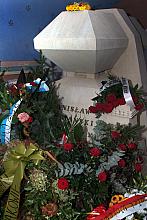 Wieńce i wiązanki kwiatów od przedstawicieli różnych instytucji i osób prywatnych pokryły sarkofag Czwartego Wieszcza. Jedynego 