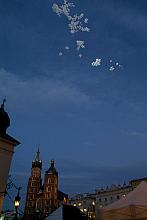 Następnie do nieba poleciały przyczepione do białych baloników listy, których adresatem był św. Mikołaj.