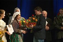 Z rąk "Gospodyni" kwiaty otrzymał Dominik Nowak, nagrodzony  drugą nagrodą za rolę w "Weselu wg Stanisława Wyspia