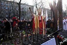 Ksiądz kardynał poświęcił Krzyż Nowohucki oraz las miniaturowych krzyży. 
Zostały one wręczone osobom zaangażowanym w obronę da