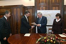 W podpisaniu porozumienia uczestniczyli: Prezydent Miasta Krakowa Jacek Majchrowski, Prezes Zarządu, Dyrektor Generalny Elektroc