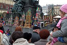 Zgłoszone do konkursu szopki ustawiono wokół pomnika Wieszcza.