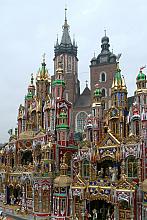 Zgodnie ze starą tradycją szopka krakowska powinna nawiązywać do krakowskiej architektury. Tradycja ta jest przez część szopkarz