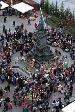 Jak co roku, w pierwszy czwartek grudnia, pod pomnikiem Adama Mickiewicza zgromadzili się krakowscy szopkarze.