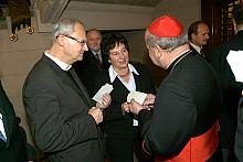 ...ksiądz Kardynał przełamywał się z licznymi uczestnikami opłatkowego spotkania...