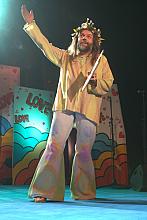 Piotr Boroń, członek Krajowej Rady Radiofonii i Telewizji, wcielił się w postać hippisa.