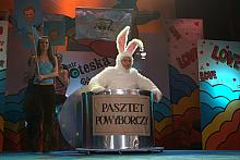 Poseł Jacek Kurski w stroju króliczka wykonał piosenkę: "Jesteś lekiem na całe zło", z nowym tekstem Mariusza Parlicki