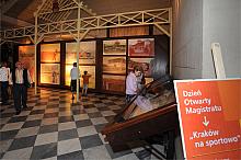 W kamiennym holu, na pierwszym piętrze, otwarto niezwykle ciekawą wystawę zatytułowaną "Krakowski Tor Wyścigów Konnych 1891