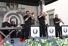 Na estradzie przed magistratem wystąpił Boba Jazz Band, jeden z najlepszych polskich zespołów wykonujących jazz tradycyjny.