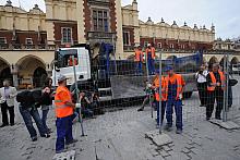 Decyzja Wojewódzkiego Inspektora Nadzoru Budowlanego pozwoliła na usunięcie szpecących Rynek ogrodzeń.
