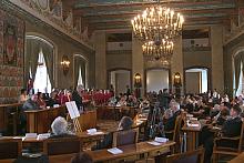 W sali Obrad RMK zgromadzili się krakowscy radni oraz liczne grono gości przybyłych na uroczystość wręczenia, ogromnie zasłużone