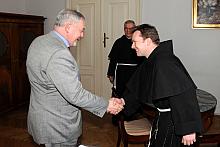 Prezydent Krakowa Jacek Majchrowski spotkał się z ustępującym gwardianem krakowskiego klasztoru franciszkanów konwentualnych, oj