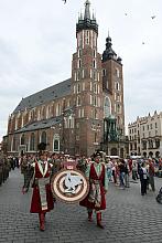 Po mszy świętej w bazylice Mariackiej krakowscy Bracia Kurkowi przeszli przez Rynek. 
W pochodzie niesiono tarczę królewską.