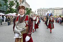 Srebrnego kura, symbol Bractwa i atrybut królewski dzierżył dotychczasowy król, znany krakowski rzeźbiarz profesor Czesław Dźwig