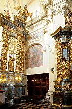 Ołtarz główny oraz związane z nim cztery ołtarze boczne pochodzą z drugiej połowy XVIII wieku. 