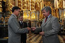 Złoty Medal, wybity z okazji 750-lecia lokacji Krakowa na prawie magdeburskim oraz list gratulacyjny odebrał w imieniu Karpackie