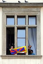 Flaga Tybetu w oknie Przewodniczącej Rady Miasta Krakowa