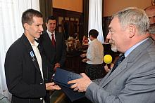 Krakowski olimpijczyk otrzymał z rąk Prezydenta Odznakę "Honoris gratia" oraz pamiątkowe berełko.