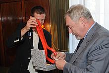 Radosław Zawrotniak podczas spotkania zaprezentował zdobyty przez siebie medal olimpijski, marzenie każdego sportowca.
