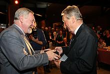 Jubilat otrzymał z rąk Prezydenta Odznakę "Honoris gratia".