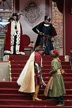 Monarsza para łaskowym okiem patrzyła na zgromadzone wojsko i wiernych krakowian.
