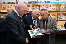 Wybitny "krakauerolog" redaktor Mieczysław Czuma z wyraźnym zaciekawieniem przeglądał pięknie wydany katalog wystawy.