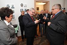 Prezes Krakowskiego Klubu Kolekcjonerów Ryszard Kucharski (po prawej) powitał gości przybyłych na otwarcie wystawy, wśród któryc